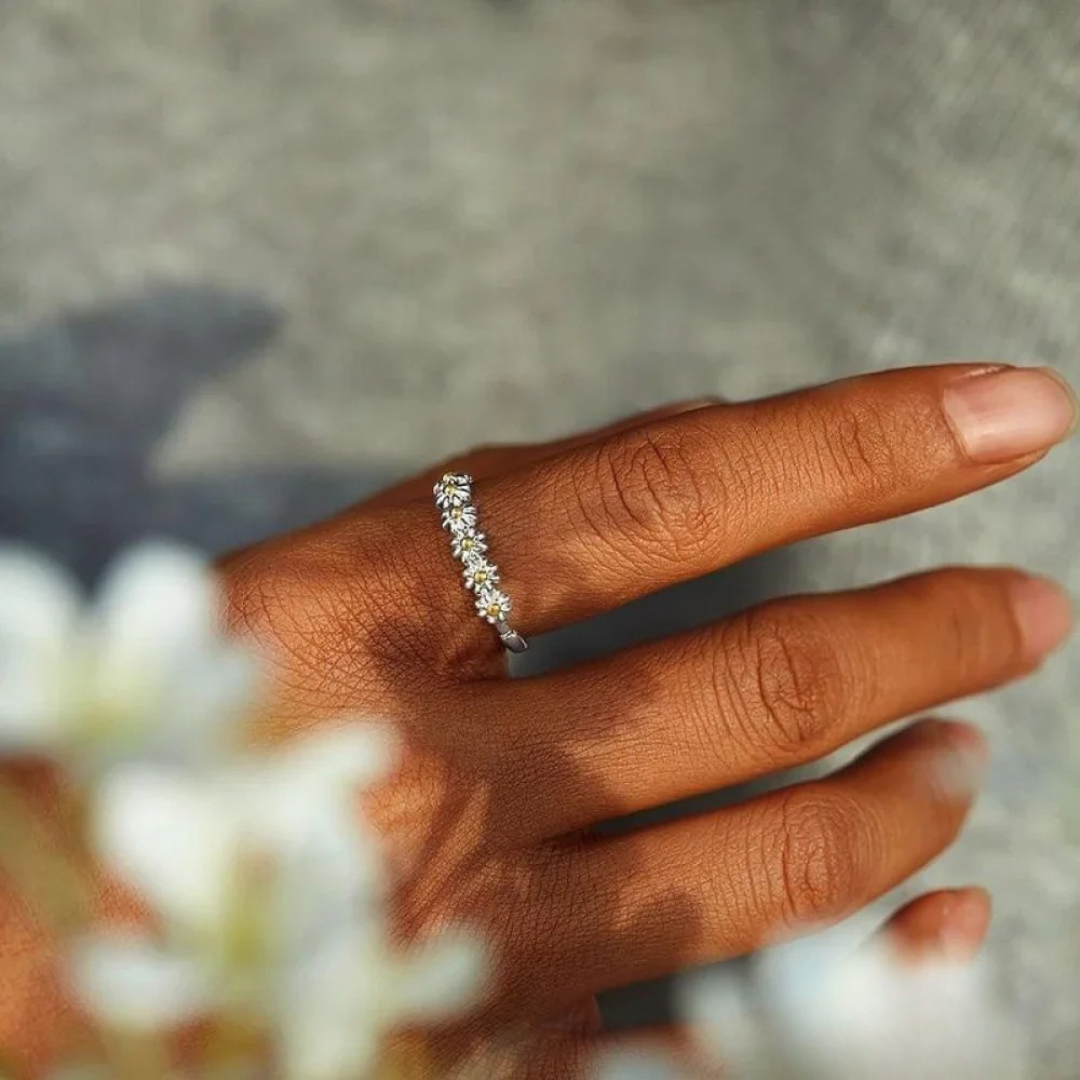 可調節的銀色雛菊戒指，手繪琺瑯裝飾