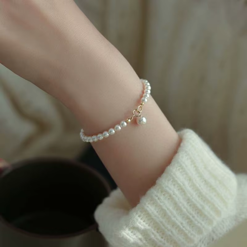 Elegant silver bracelet with freshwater pearls