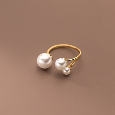 Adjustable ring with three freshwater pearls