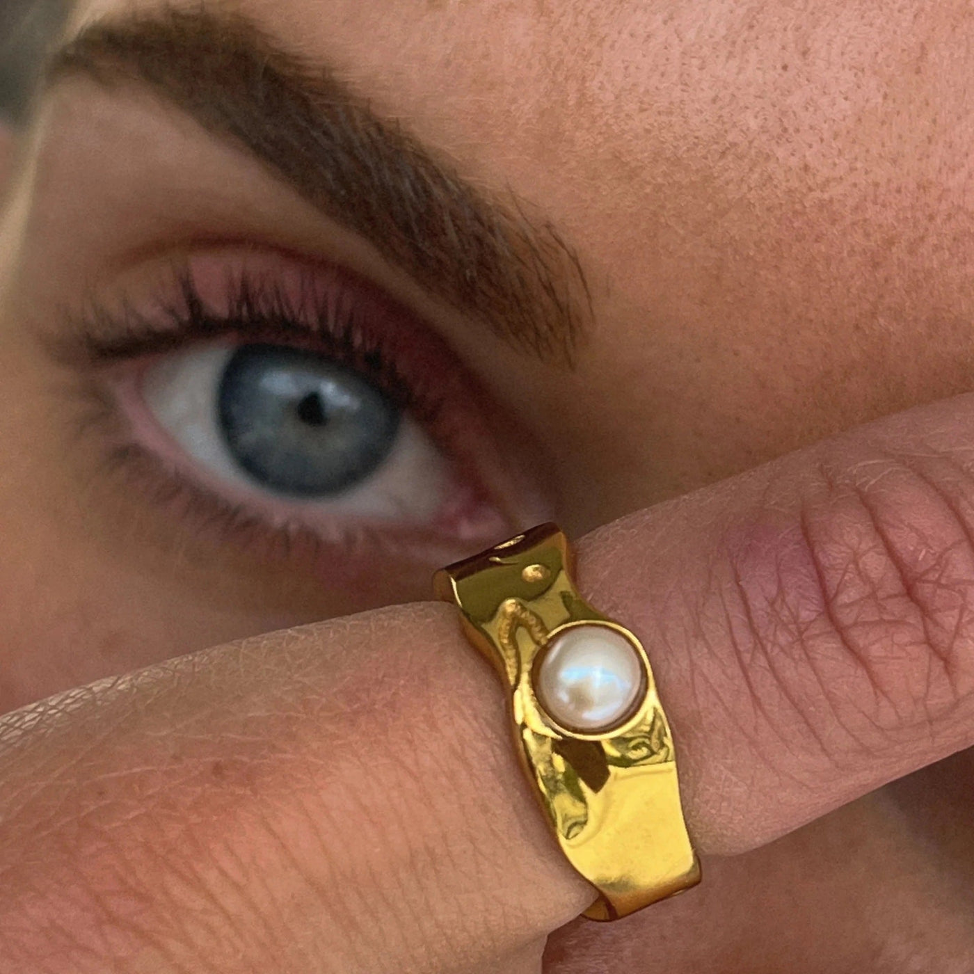 Vintage gold pearl ring (made of natural materials)