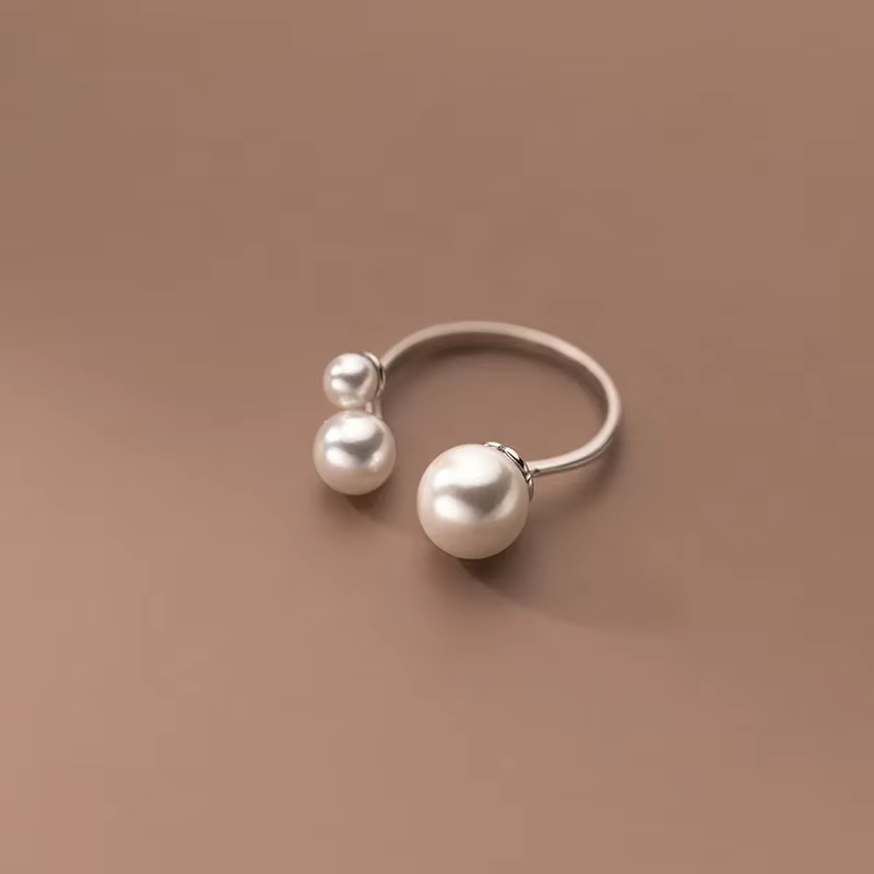 Adjustable ring with three freshwater pearls