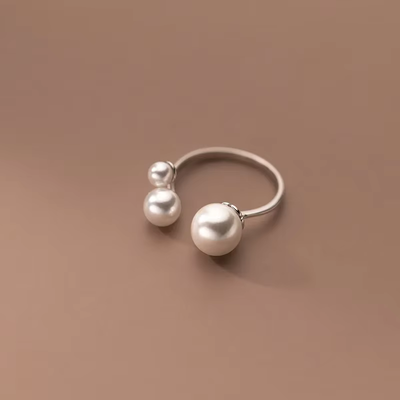 Adjustable ring with three freshwater pearls