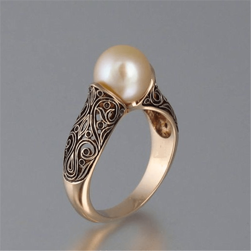 Vintage gold ring with pearls
